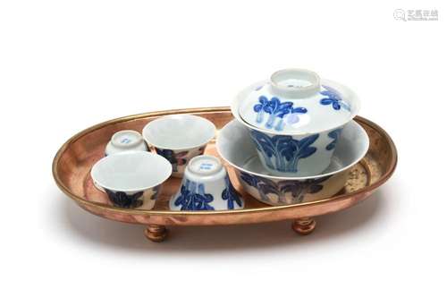 A blue and white porcelain tea set comprising of four teacup...