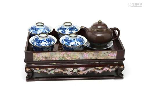 A blue and white porcelain tea set, comprising four teacups ...