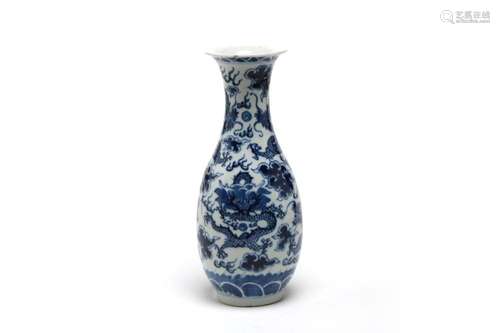 A blue and white porcelain pear-shaped vase painted with dra...