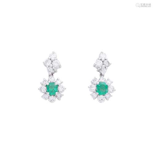 Earrings with emerald and diamonds of total ca. 0,6 ct,