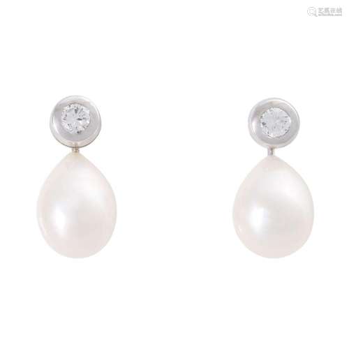 Pair of stud earrings with pearls and diamonds