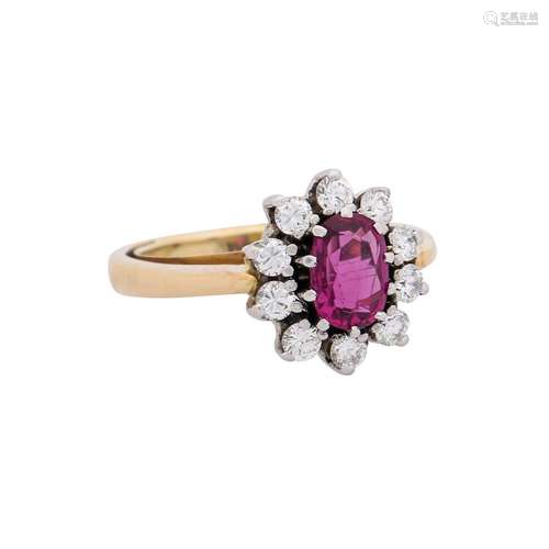 Ring with oval ruby entouraged by diamonds total ca. 0,5 ct,