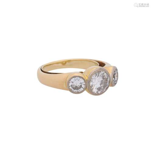 Ring with 3 transitional cut diamonds total approx. 1.9 ct,