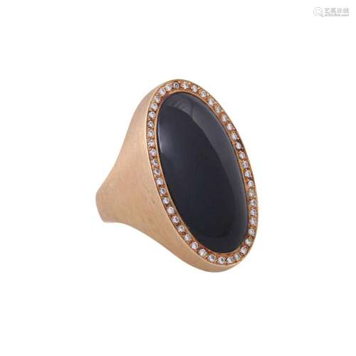 Ring with oval onyx framed by diamonds total ca. 0,45 ct,