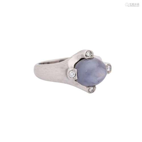 Ring with star sapphire ca. 6 ct and 4 brilliant-cut diamond...