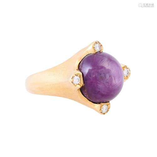 Ring with purple star sapphire and 4 diamonds total ca. 0,1 ...