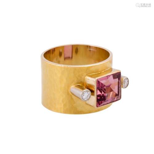 Band ring with pink tourmaline ca. 2,7 ct, and 2 diamonds to...