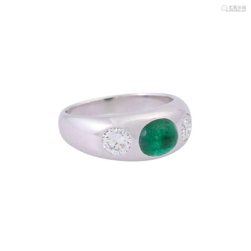 Ring with emerald cabochon and 2 diamonds