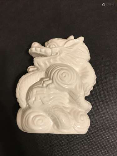 WHITE CHINESE DRAGON STATUE AND VASE - NEW