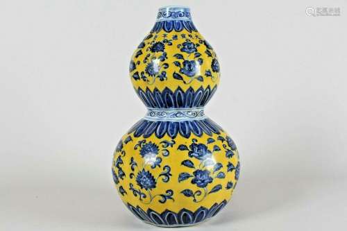 A Chinese Yellow-coding Calabash-fortune Porcelain Vase