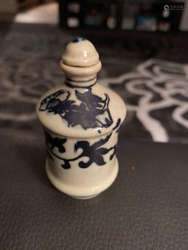 Antique blue and white Chinese snuff bottle