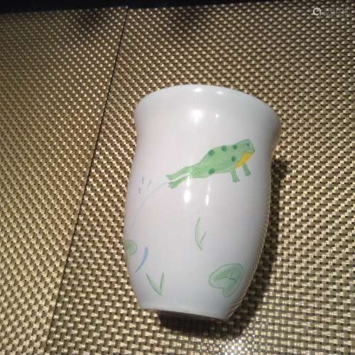 Small White VASE With Dragon Flies  And Frogs 5 1/4" ta...