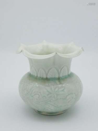 Pretty Song Dynasty Hu Tian Carved  Vase 湖田窯影青雕刻花口尊