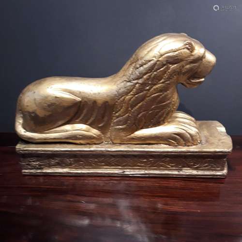 Lion En Bois Dore