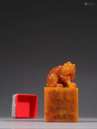 Field-yellow stone beast twist seal.Specification: 7.8 cm hi...