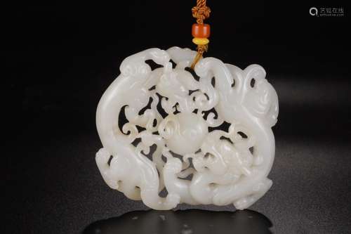 Hetian jade rompuySize: 8.5 cm x1 cm by 8 cmWeighs 99 gramsW...