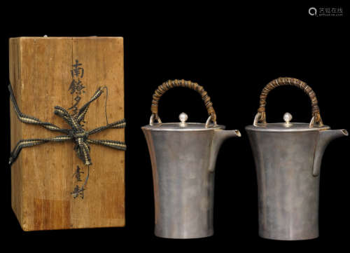 昭和时期 南镣形饮酒银壶一对 纯银 日本桐箱附