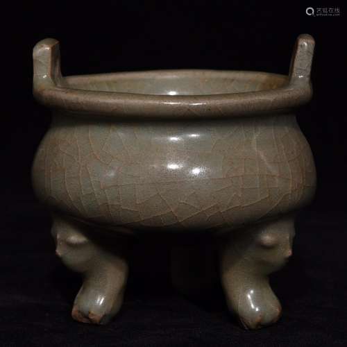 Longquan celadon ears three-legged furnace 9 x9. 5