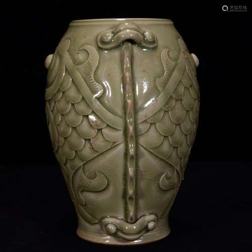 Yao state kiln celadon carved fish bottle 18 * 15 m