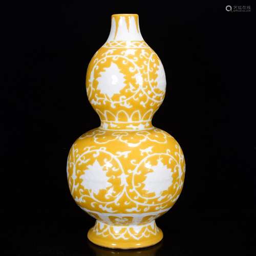 In yellow glaze white gourd 37 * 18 m lotus flower