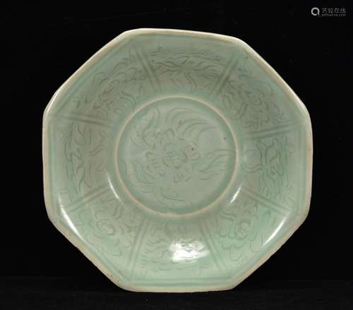 Longquan celadon carved plate of 5 * 19 m