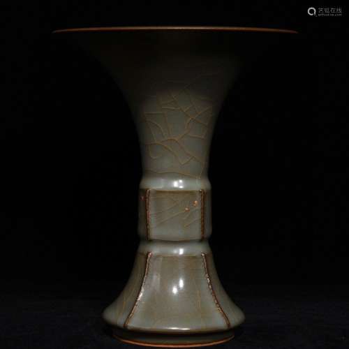 Official porcelain flower vase with 18 x14. 5 cm