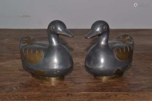 The tin duck duck furnishing articles a pairA single long 13...