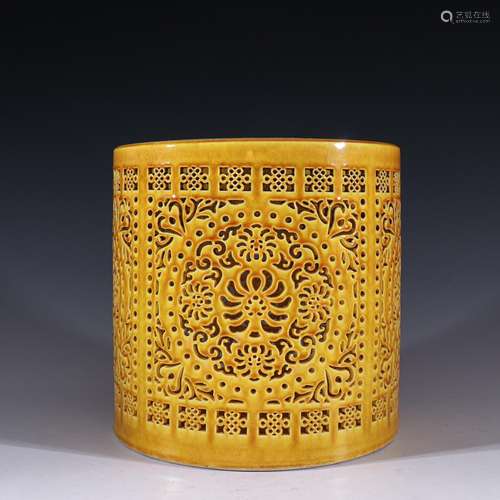 Yellow glazed carved flower peace knot brush potSpecificatio...