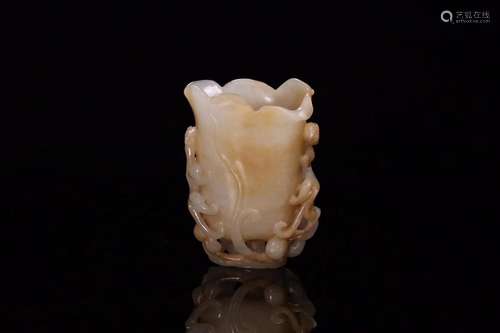 Old hetian jade flower carvingsSize: 75 * 45 * 110 mmWeight:...