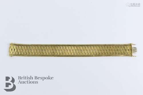 18ct yellow gold articulated ribbon-link bracelet. The brace