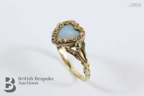 Antique 14/15ct yellow gold heart-shaped ring. The ring set