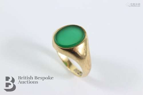 9ct gold chalcedony signet ring. The seal measures 10 x 8 mm