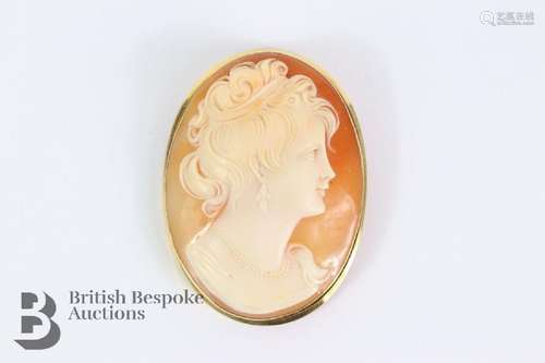 18ct yellow gold shell cameo pendant, depicting a feminine p