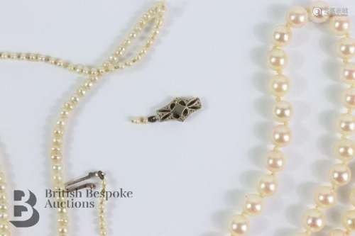 Set of cultured pearls, with 9ct gold clasp, the pearls meas