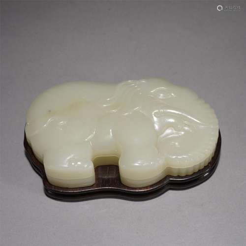 A CHINESE CARVED JADE ELEPHANT BOX