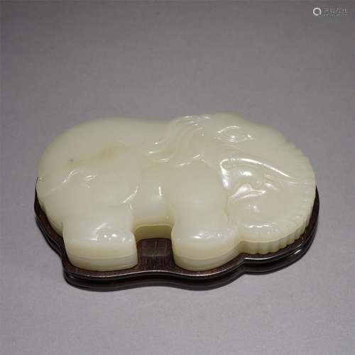 A CHINESE CARVED JADE ELEPHANT BOX