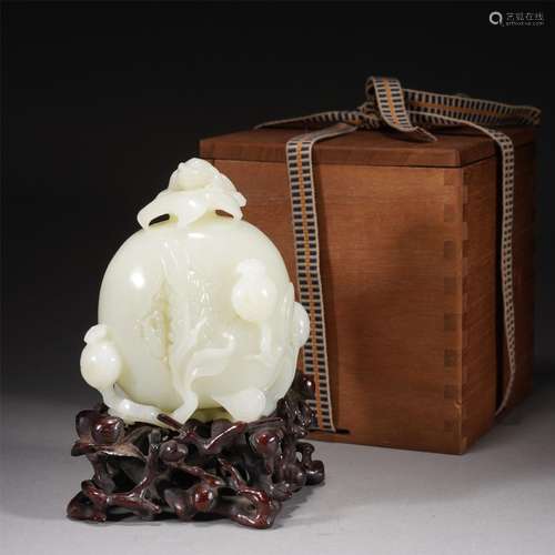 A CARVED JADE POMEGRANATE DECORATION