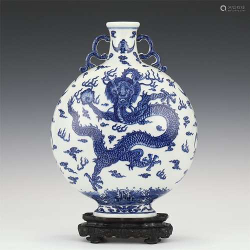 A CHINESE BLUE AND WHITE PORCELAIN FLASK MOON VASE