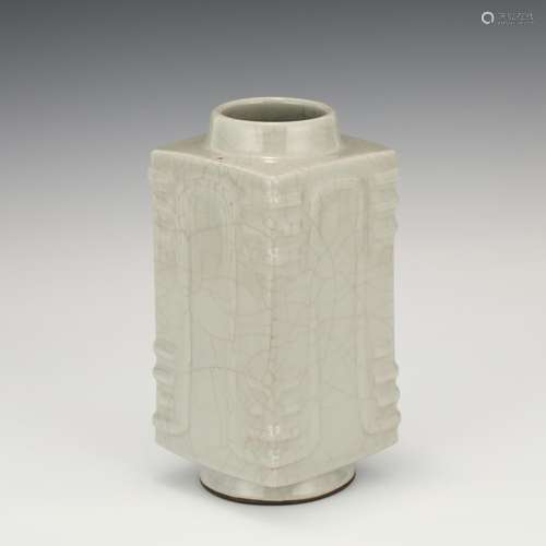 A CHINESE GE-TYPE GLAZED PORCELAIN CONG STYLE VASE