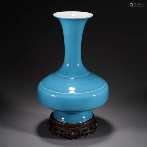 A MALACHITE GREEN GLAZE PORCELAIN VASE,QING