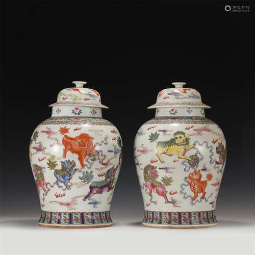 A PAIR OF FAMILLE ROSE PORCELAIN LIDDED JARS