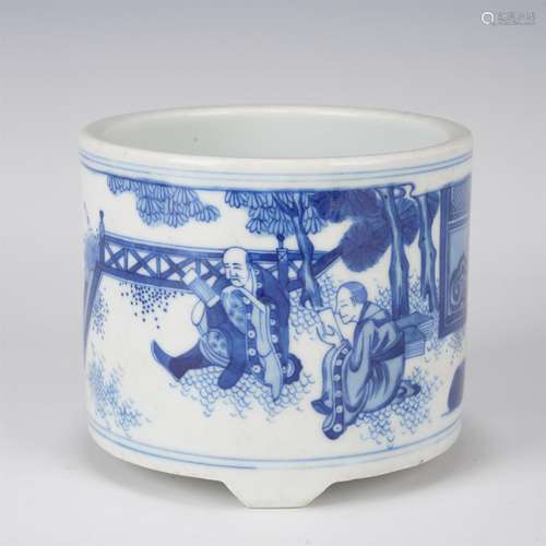 A BLUE AND WHITE PORCELAIN BRUSH POT