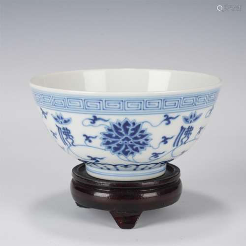 A CHINESE BLUE AND WHITE PORCELAIN BOWL