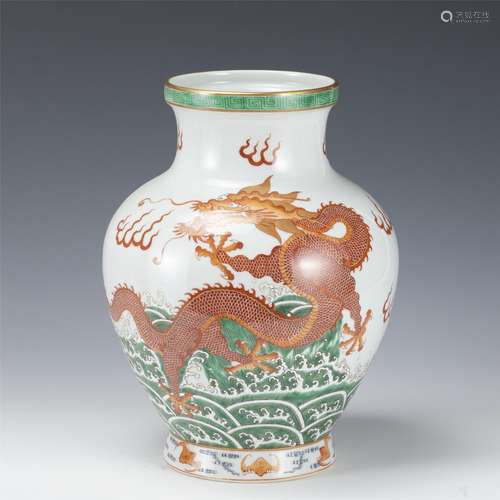 A IRON RED GLAZE PORCELAIN GOLD PAINTED DRAGON VASE,QING