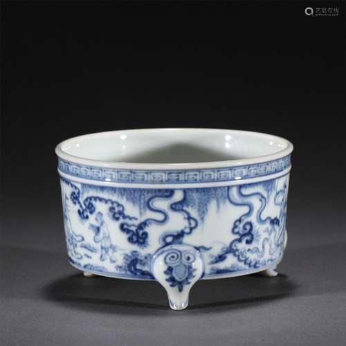 A BLUE AND WHITE PORCELAIN TRIPOT CENSER