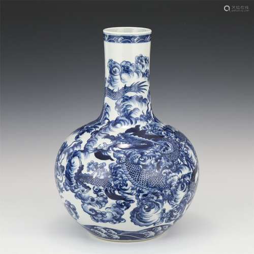 A CHINESE BLUE AND WHITE PORCELAIN VASE