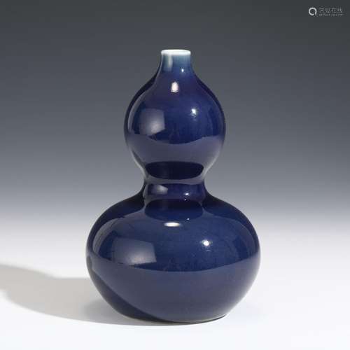 A CHINESE BLUE GLAZED PORCELAIN DOUBLE-GOURD VASE