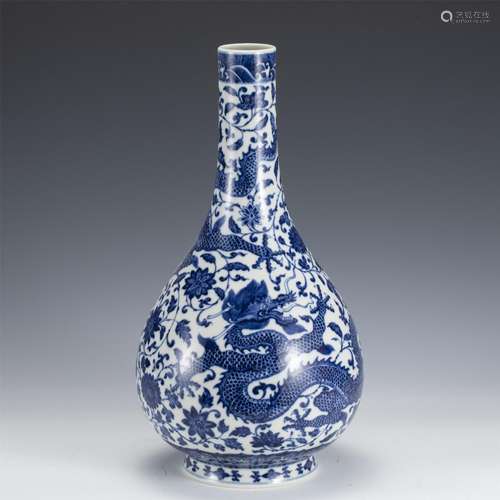 A BLUE AND WHITE PORCELAIN VASE,QING