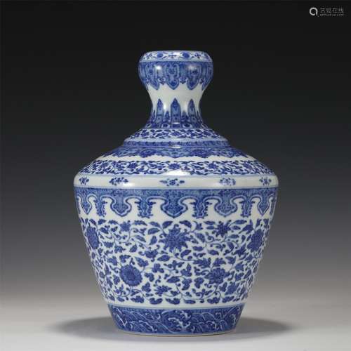 A CHINESE BLUE AND WHITE PORCELAIN VASE