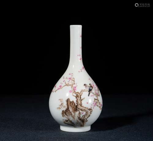 A FAMILLY-ROSE FLOWER AND BIRD VASE,MARK OF QIANLONG PERIOD